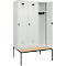 Vestiaire C+P Evolo Plus, 3 compartiments, largeur des compartiments 400 mm, avec banc encastré, L 1200 x P 815 x H 2120 mm, verrou rotatif, gris clair/gris clair