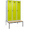 Vestiaire C+P Evolo Plus, 3 compartiments, largeur des compartiments 400 mm, avec banquette encastrée, L 1200 x P 815 x H 2120 mm, verrou rotatif, gris clair/vert clown