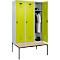 Vestiaire C+P Evolo Plus, 3 compartiments, largeur des compartiments 400 mm, avec banquette encastrée, L 1200 x P 815 x H 2120 mm, verrou rotatif, gris clair/vert clown