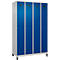 Vestiaire C+P Evolo Plus, 4 compartiments, largeur des compartiments 300 mm, avec pieds, charnières à droite, serrure à cylindre, butée soft, anti-effraction, L 1200 x P 500 x H 1950 mm, aluminium blanc RAL 9006/bleu enzyme RAL 5010