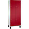 Une armoire rouge à quatre portes et poignées argentées repose sur des pieds noirs.