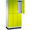 Armoire avec portes jaunes, dont une ouverte. Intérieur clair.