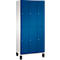 Armoire bleue à six portes, boutons argentés et pieds noirs. L'armoire est sur un fond blanc.