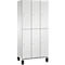Armoire blanche à six portes. Poignées grises et pieds noirs.