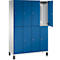 Un casier, avec des portes bleues, une porte est ouverte.
