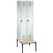 Vestiaire Evolo S 3000, acier, avec banc intégré, 2 compartiments, l. 300 mm chacun, serrure de sécurité à came batteuse, gris clair RAL 7035/gris clair RAL 7035