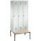 Vestiaire Evolo S 3000, acier, avec banc intégré, 3 compartiments, l. 300 mm chacun, serrure à cylindre, gris clair RAL 7035/gris clair RAL 7035