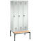 Vestiaire Evolo S 3000, acier, avec banc intégré, 3 compartiments, l. 300 mm chacun, serrure de sécurité à came batteuse, gris clair RAL 7035/gris clair RAL 7035