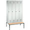 Vestiaire Evolo S 3000, acier, avec banc intégré, 4 compartiments, l. 300 mm chacun, serrure à cylindre, gris clair RAL 7035/gris clair RAL 7035