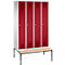Vestiaire Evolo S 3000, acier, avec banc intégré, 4 compartiments, l. 300 mm chacun, serrure à cylindre, gris clair RAL 7035/rouge rubis RAL 3003