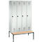 Vestiaire Evolo S 3000, acier, avec banc intégré, 4 compartiments, l. 300 mm chacun, serrure de sécurité à came batteuse, gris clair RAL 7035/gris clair RAL 7035