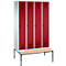 Vestiaire Evolo S 3000, acier, avec banc intégré, 4 compartiments, l. 300 mm chacun, serrure de sécurité à came batteuse, gris clair RAL 7035/rouge rubis RAL 3003