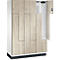 Une armoire avec aspect stratifié bois. Une porte est ouverte, derrière, des étagères et des crochets. L'armoire repose sur une base noire.