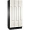 Armoire en blanc et noir. L'armoire a trois portes avec des lignes noires et de petits boutons argentés.