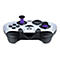 Weißer Gaming-Controller mit schwarzen und lila Akzenten. Auf dem Controller sind Buttons für Xbox-Spiele erkennbar.