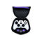 Ein weißer Xbox-Controller in einer schwarzen Tragetasche mit lila Akzenten. Der Controller trägt die Aufschrift "GAMBIT".