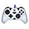 Weißer Gamecontroller mit lila Details und Kabel. Es gibt Tasten und Joysticks sowie das Xbox-Logo.