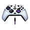 Weiß-grauer Gamecontroller mit lila Akzenten und einem Kabel mit Klinkenstecker. Auf dem Controller sind verschiedene Tasten und Logos sichtbar.