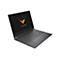 Dunkelgrauer Laptop mit geöffnetem Display. Auf dem Bildschirm das Logo 'VICTUS' mit einem orangefarbenen V auf schwarzem Hintergrund. Tastenfeld und Touchpad sind gut sichtbar.