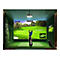 Ein Mann schwingt einen Golfschläger in einem Golfsimulator. Der Bildschirm zeigt einen Golfplatz.