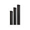 Drei schwarze, geriffelte Säulen unterschiedlicher Höhe, stehen vor weißem Hintergrund. Jede Säule hat eine quadratische Oberseite.