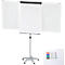 Whiteboard met drie panelen, op wielen, met markers. Zwart omrand en met een zwarte houder. Pennen liggen naast het bord.