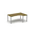 Een L-vormig houten bureau met zilveren poten. De tafel heeft een lichte houtnerf en staat tegen een witte achtergrond.