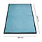 Lichtblau gekleurde deurmat met zwarte rand. Afmetingen: 1200 x 800 mm.