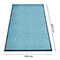 Lichtblau tapijt met zwarte rand. Afmetingen: 2000 x 1200 mm.