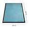 Lichtblauw tapijt met zwarte rand, afmetingen: 600 x 850 mm.