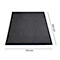 Donkergrijs tapijt met donkerblauwe rand. Afmetingen: 750 x 850 mm.
