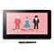 Tablette graphique avec stylet numÃ©rique, sur laquelle trois figurines en argile se tiennent sur un fond rose.