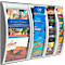 Wandbrochurehouder met meerdere vakken, gevuld met diverse kleurrijke reisbrochures.