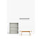 Helle Wand mit grauen Regalen, einer Bank und einer Garderobe.