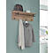 Wandgarderobe aus Holz mit Kleidern, Schal und Tasche. An der Wand hängt ein Fenster mit Ausblick.