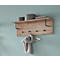 Holzgarderobe mit Hutablage an blauer Wand. Grauer Schal hängt an einem Haken.