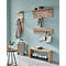 Flur mit Holzmöbeln. Garderobe, Hutablage, Sitzbank mit Schuhen, Koffer.