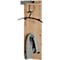 Holzgarderobe mit Ablage, Kleiderbügel, Schal und Hausschuhen. Die Holzstruktur ist deutlich sichtbar.