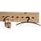 Holzgarderobe mit schwarzen Knöpfen und Haken, an einem Haken hängt ein schwarzer Kleiderbügel, an einem anderen eine Mütze.