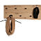 Holzwand mit Haken und Schals, braun und schwarz.