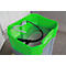Grüne Waschbox mit integrierter Halterung für einen Wasserschlauch. Der Behälter steht auf einem grauen Unterbau.
