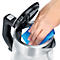 Persoon maakt een waterkoker schoon met een blauwe doek, deksel open. De waterkoker is gemaakt van glas en roestvrij staal.