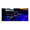 Auf einem Schreibtisch mit RGB-Beleuchtung steht ein WD-Black-Laufwerk. Ein Spieler ist am Computer aktiv.