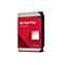 Festplatte WD Red Plus. Roter Hintergrund mit Logo und Schriftzug. Schwarze und silberne Elemente am Rand.
