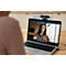 Personne devant un ordinateur portable, en visioconférence avec une femme. Webcam sur l'écran, câble connecté.