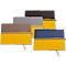 Verschillende notebooks in verschillende kleuren: bruin, grijs, blauw, zwart en geel. De notebooks hebben gele strepen en bladwijzers.