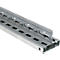 Metallprofil mit Löchern und Aussparungen, Nahaufnahme.