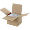 Offener Karton aus brauner Pappe. Darin: verpackte Papiere mit Text.