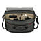 Eine offene, graue Laptoptasche mit einem Laptop, einem schwarzen Portemonnaie, einem Telefon, Sonnenbrille und Zubehör.