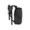 Dunkelgrauer Rucksack, an einem schwarzen Stuhl befestigt, Nahaufnahme.